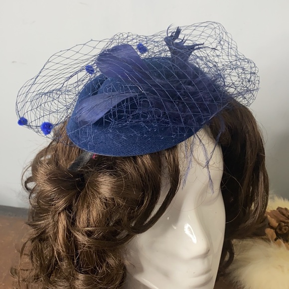 . Vintage Fascinator Hat Hair Piece -  Headband Hat with Vail Netting & Feathers - Picture 3 of 7